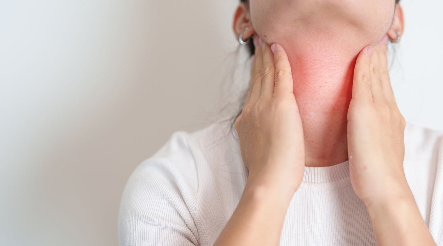 Woman with inflamed throat due to Hashimoto's Thyroiditis | Oxford Healthspan 