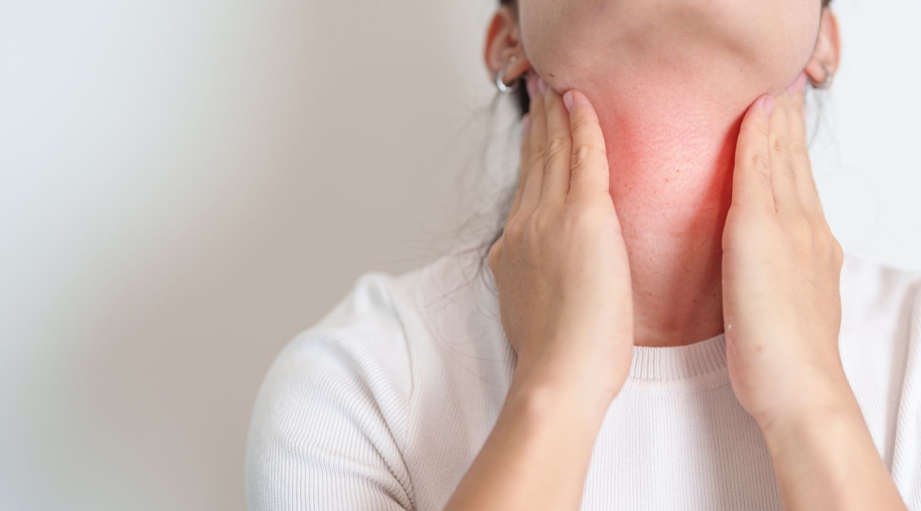 Woman with inflamed throat due to Hashimoto's Thyroiditis | Oxford Healthspan 